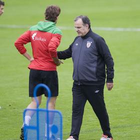Bielsa empieza a mostrar buen 'feeling' con Llorente Bielsa empieza a mostrar buen 'feeling' con Llorente