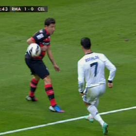 Cristiano Ronaldo pidió penalti por mano de Roberto Lago Cristiano Ronaldo pidió penalti por mano de Roberto Lago