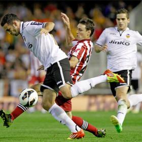 El Valencia alivia su crisis y la del Athletic aumenta El Valencia alivia su crisis y la del Athletic aumenta