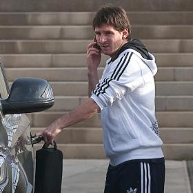 Messi, pendiente del móvil por su inminente paternidad Messi, pendiente del móvil por su inminente paternidad