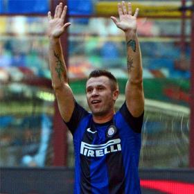 El Inter se impone al Catania e iguala al Lazio, que es tercero El Inter se impone al Catania e iguala al Lazio, que es tercero