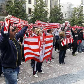 250 aficionados protestaron ayer contra el alcalde 250 aficionados protestaron ayer contra el alcalde