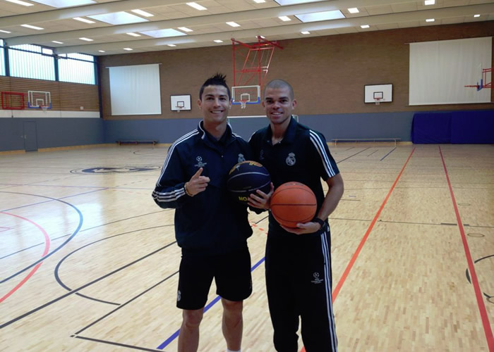 Cristiano se relaja jugando al baloncesto con Pepe