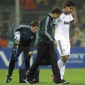 Khedira sufrió un golpe en el muslo y recayó de su lesión Khedira sufrió un golpe en el muslo y recayó de su lesión