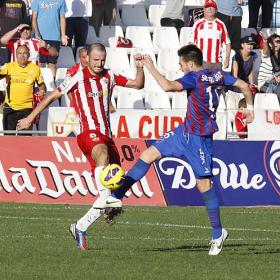 Charles rompe el fortín del Huesca y relanza al Almería Charles rompe el fortín del Huesca y relanza al Almería