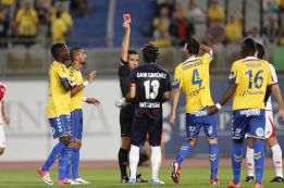 Las Palmas toma ventaja ante un Rayo que se quedó con diez Las Palmas toma ventaja ante un Rayo que se quedó con diez