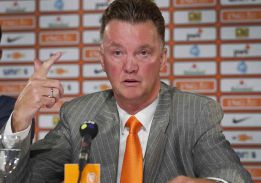 Van Gaal culpa a Hoeness de su salida del banquillo del Bayern Van Gaal culpa a Hoeness de su salida del banquillo del Bayern