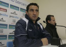 Manolo Jiménez: "No nos vamos a colgar los once en el palo" Manolo Jiménez: "No nos vamos a colgar los once en el palo"