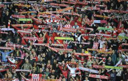 Entradas a 10 euros para los abonados para llenar El Molinón Entradas a 10 euros para los abonados para llenar El Molinón