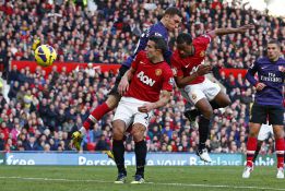 El United gana al Arsenal y es nuevo líder en solitario El United gana al Arsenal y es nuevo líder en solitario
