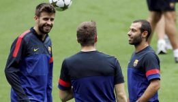 Gerard Piqué volverá en Glasgow tras la baja de Adriano Gerard Piqué volverá en Glasgow tras la baja de Adriano