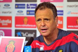 Caparrós ante su primera crisis en Mallorca, tras cinco derrotas Caparrós ante su primera crisis en Mallorca, tras cinco derrotas