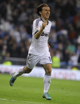 Modric acompañará a Xabi en el mediocentro y Essien es suplente Modric acompañará a Xabi en el mediocentro y Essien es suplente