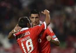 Cardozo da vida al Benfica ante un débil Spartak de Moscú Cardozo da vida al Benfica ante un débil Spartak de Moscú