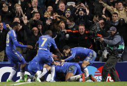 Un cabezazo de Moses en el último suspiro salva al Chelsea Un cabezazo de Moses en el último suspiro salva al Chelsea