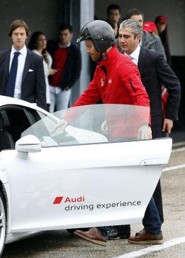 La plantilla del Madrid reciben sus nuevos coches en el Jarama La plantilla del Madrid reciben sus nuevos coches en el Jarama