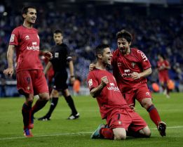 Osasuna deshace al Espanyol y logra oxígeno para Mendilibar Osasuna deshace al Espanyol y logra oxígeno para Mendilibar
