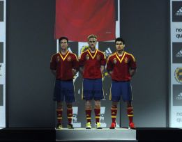 Persiste el escusón francés en la nueva Roja de España Persiste el escusón francés en la nueva Roja de España