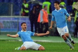La Lazio se lleva el derbi; derrotas de Milan e Inter La Lazio se lleva el derbi; derrotas de Milan e Inter