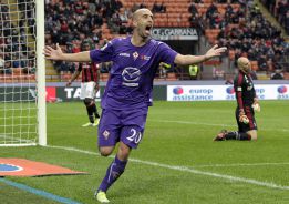 Borja Valero lidera a la 'Fiore' en Milán y hace su primer gol Borja Valero lidera a la 'Fiore' en Milán y hace su primer gol