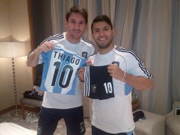 El regalo de Kun Agüero para Thiago, el hijo de Lionel Messi El regalo de Kun Agüero para Thiago, el hijo de Lionel Messi