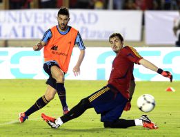 Casillas dejó que David Villa llevara el brazalete de capitán Casillas dejó que David Villa llevara el brazalete de capitán