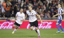 El Valencia gana con penalti injusto y en el último minuto El Valencia gana con penalti injusto y en el último minuto