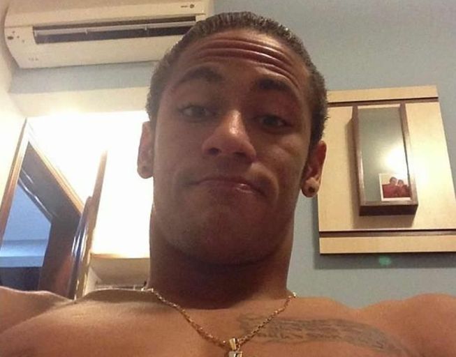 Neymar sorprende con nuevo look y deja a un lado la cresta Neymar sorprende con nuevo look y deja a un lado la cresta