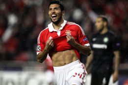 Un gol de Garay derrota al Celtic y da esperanza al Benfica Un gol de Garay derrota al Celtic y da esperanza al Benfica