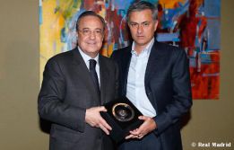 Florentino premió a Mourinho por su cien partidos Champions Florentino premió a Mourinho por su cien partidos Champions