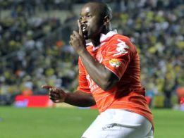 Toto Tamuz vio la roja por reaccionar a cánticos racistas Toto Tamuz vio la roja por reaccionar a cánticos racistas