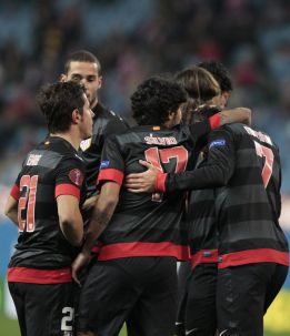El Atlético jugó con su segunda equipación en el Calderón El Atlético jugó con su segunda equipación en el Calderón