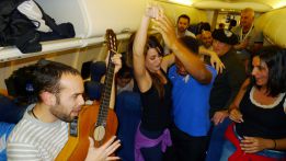El Málaga celebró en pleno vuelo su éxito en Europa El Málaga celebró en pleno vuelo su éxito en Europa