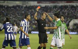 Wakaso: "Los árbitros sacan tarjetas por el color de la piel" Wakaso: "Los árbitros sacan tarjetas por el color de la piel"