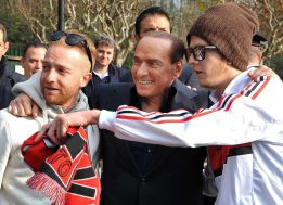 Berlusconi: "Es difícil pero vamos a intentar fichar a Guardiola" Berlusconi: "Es difícil pero vamos a intentar fichar a Guardiola"