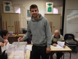 Piqué, Cesc y Vilanova votaron antes de viajar a Valencia Piqué, Cesc y Vilanova votaron antes de viajar a Valencia