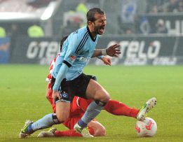 Van der Vaart, baja tres semanas por un desgarro en el muslo Van der Vaart, baja tres semanas por un desgarro en el muslo