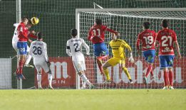 Julio Álvarez da tres goles y desnuda al frágil Castilla Julio Álvarez da tres goles y desnuda al frágil Castilla