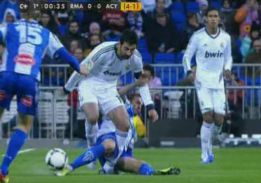 Albiol, roto en el primer minuto, podría ser baja durante un mes Albiol, roto en el primer minuto, podría ser baja durante un mes