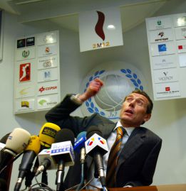 Butragueño: "¿Pitos? El público y el club apoyan a José Mourinho" Butragueño: "¿Pitos? El público y el club apoyan a José Mourinho"