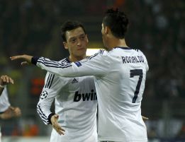 Las aficiones quieren ver a Özil y Adrián en los onces del derbi Las aficiones quieren ver a Özil y Adrián en los onces del derbi