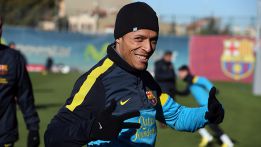 Adriano trabajó con el grupo y Abidal, con los lesionados Adriano trabajó con el grupo y Abidal, con los lesionados