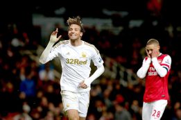 Un doblete de Michu en los últimos minutos mata al Arsenal Un doblete de Michu en los últimos minutos mata al Arsenal