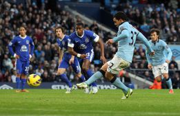 Carlos Tévez salva de penalti un empate para el Manchester City Carlos Tévez salva de penalti un empate para el Manchester City