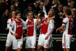 El Ajax se impone al PSV y devuelve el liderato al Twente El Ajax se impone al PSV y devuelve el liderato al Twente