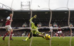 Cae el Chelsea de Benítez y Michu liquida al Arsenal Cae el Chelsea de Benítez y Michu liquida al Arsenal
