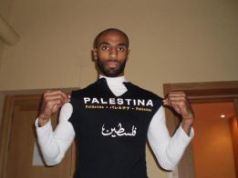 Kanouté lidera un movimiento para boicotear la Euro de Israel Kanouté lidera un movimiento para boicotear la Euro de Israel