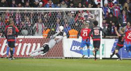 Un vulgar Atleti tira el liderato Un vulgar Atleti tira el liderato