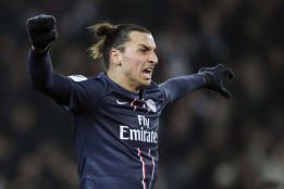 Ibrahimovic marca al Evian y ya suma 14 goles en 13 partidos Ibrahimovic marca al Evian y ya suma 14 goles en 13 partidos