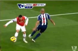 Inglaterra clama contra Santi Cazorla por un claro piscinazo Inglaterra clama contra Santi Cazorla por un claro piscinazo